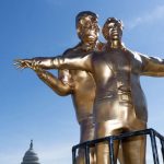 estatua-de-trump-e-epstein-em-