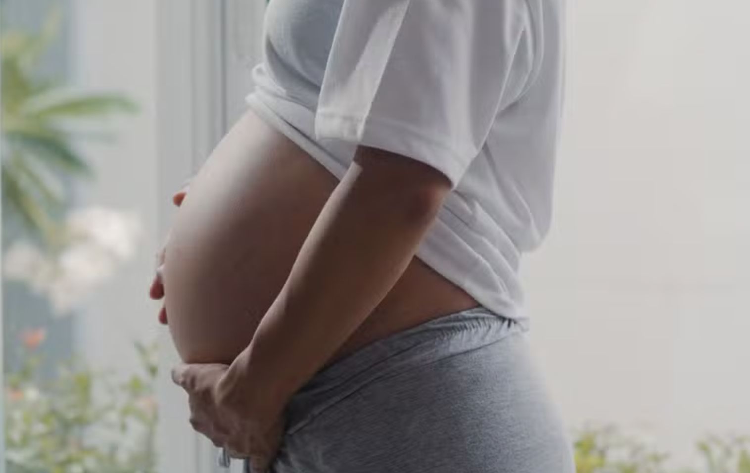 servidora-gravida-por-barriga-