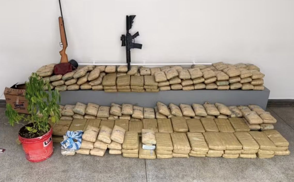 casal-e-preso-suspeito-de-arma