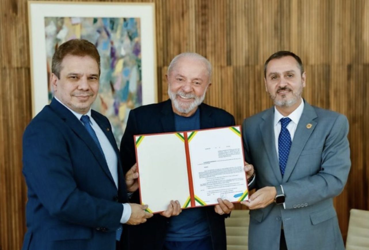 lula-assina-decreto-para-contr