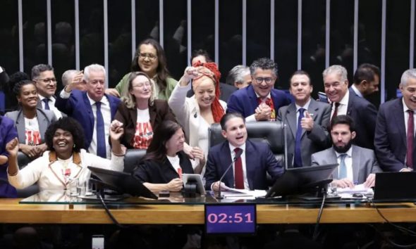 camara-dos-deputados-aprova-fi