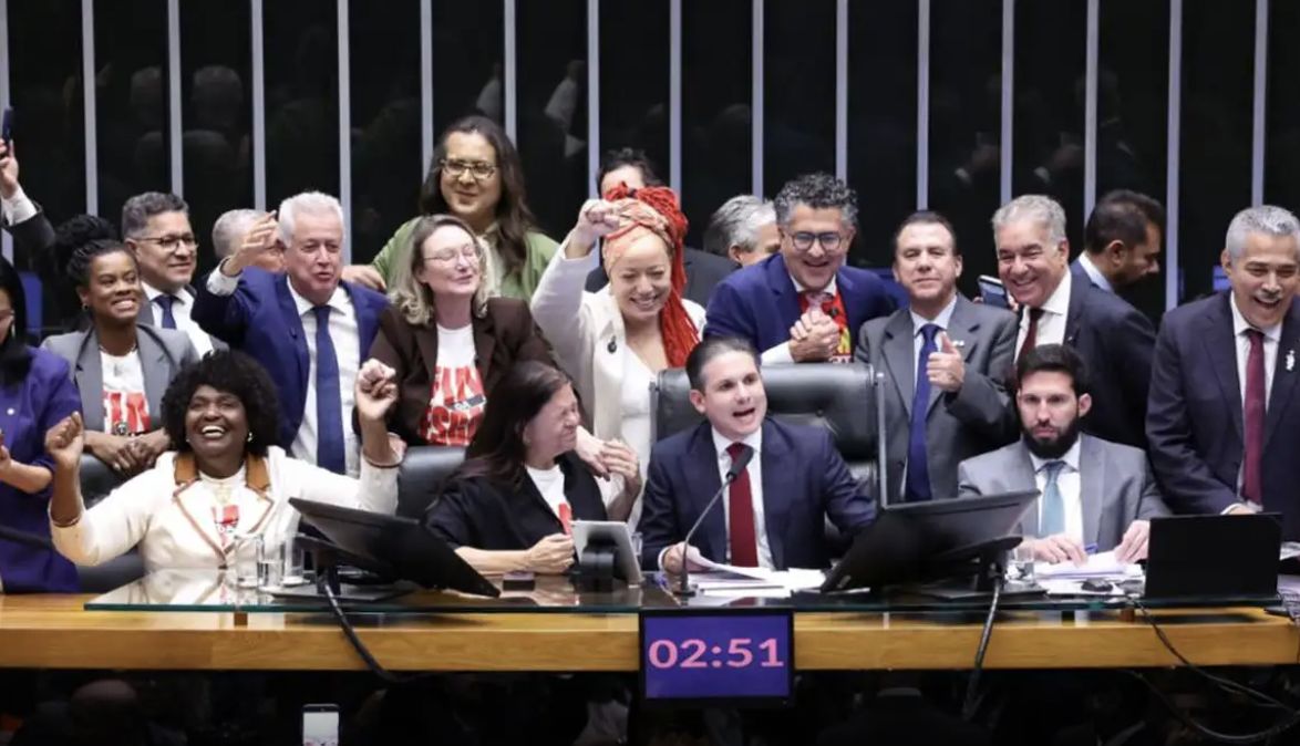 camara-dos-deputados-aprova-fi