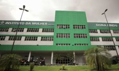 jovem-da-a-luz-em-banheiro-de-