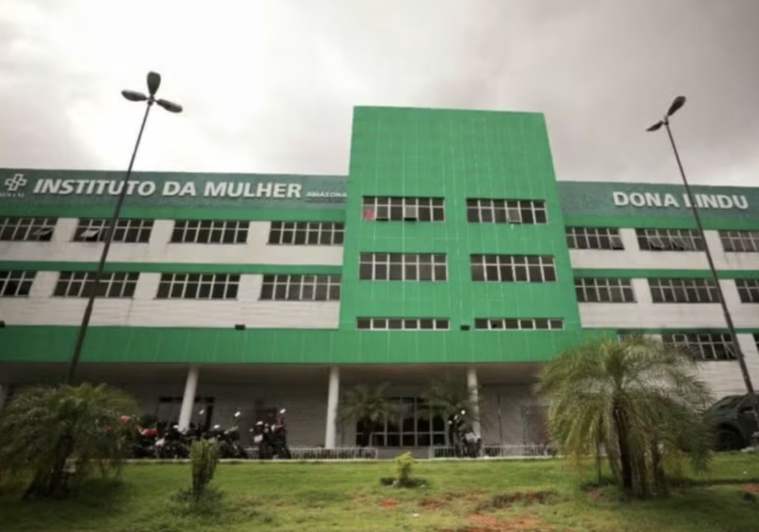 jovem-da-a-luz-em-banheiro-de-