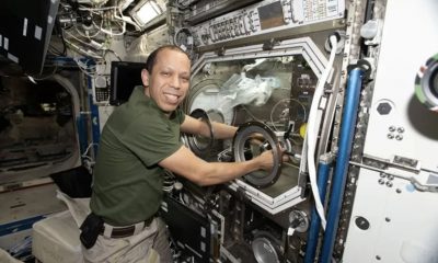 astronautas-retornam-a-terra-a