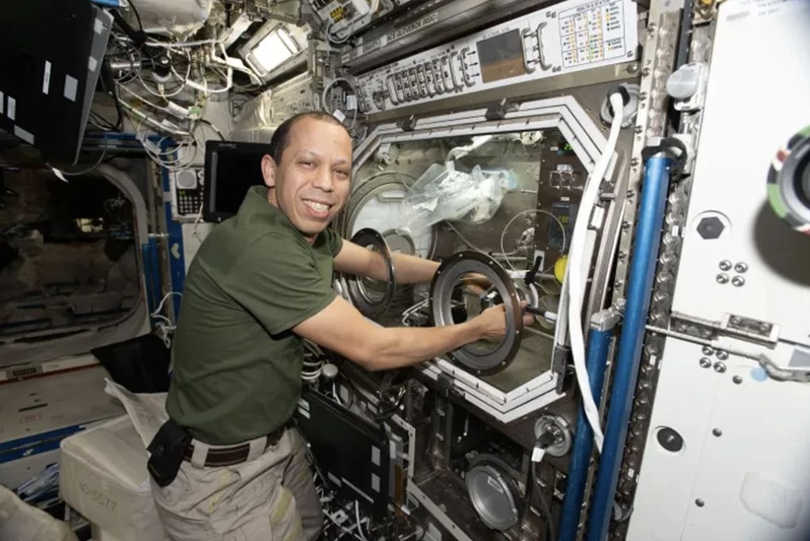astronautas-retornam-a-terra-a