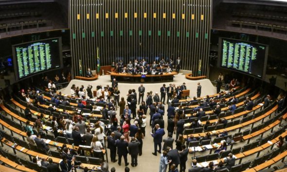 camara-dos-deputados-aprova-re