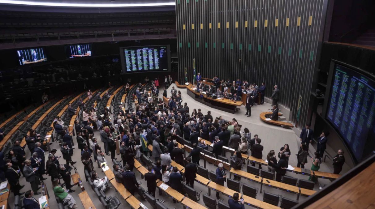 de-olho-nas-eleicoes-e-na-reta